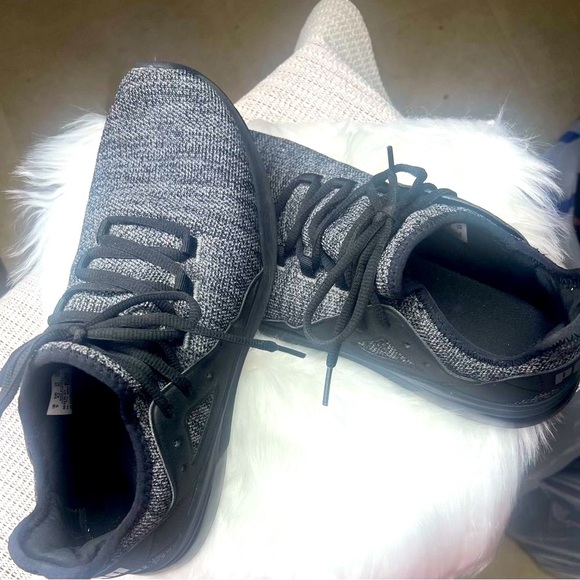 Puma Black & Gray  Axelion Cross Training Men
size 9 - Picture 3 of 9